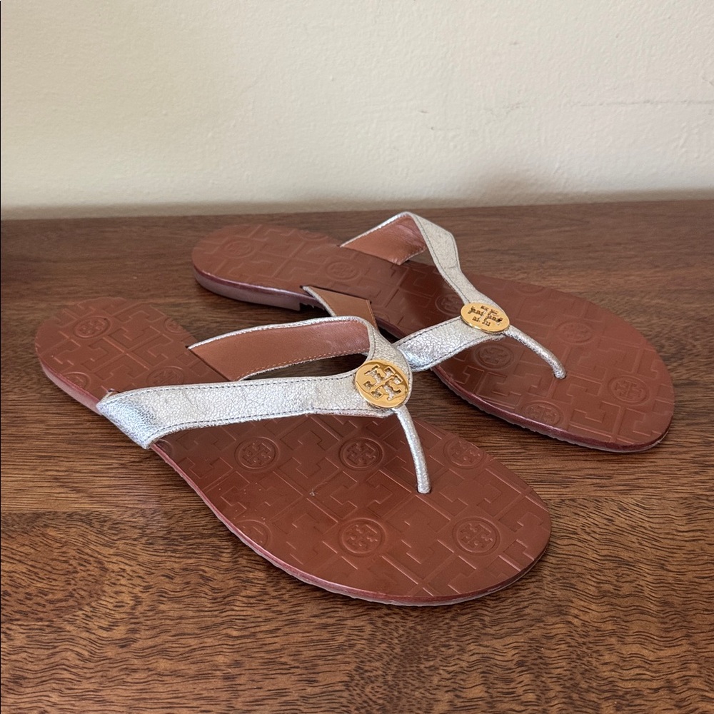 Tory Burch Thora Reverse Metallic Rosa Logo Flip Flops Sandals Silver Gold - 9 - Picture 9 of 10